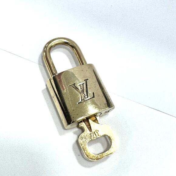 Louis Vuitton Gold Padlock & Key Set  LV Brass Lock 317 - Picture 4 of 5